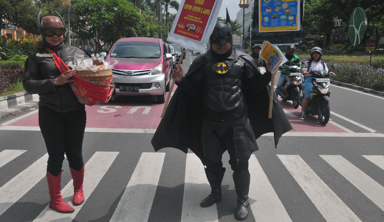 Foto Aksi Superhero Bagi Bagi Jamu Tangkal Corona News Liputan6com