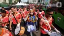 Penampilan parade drumband SMA saat mengkampanyekan Sail Teluk Cenderawasih bertepatan dengan Hari Bebas Kendaraan Bermotor (HBKB), Kawasan Thamrin, Jakarta, Minggu (8/10/2023). (Liputan6.com/Angga Yuniar)