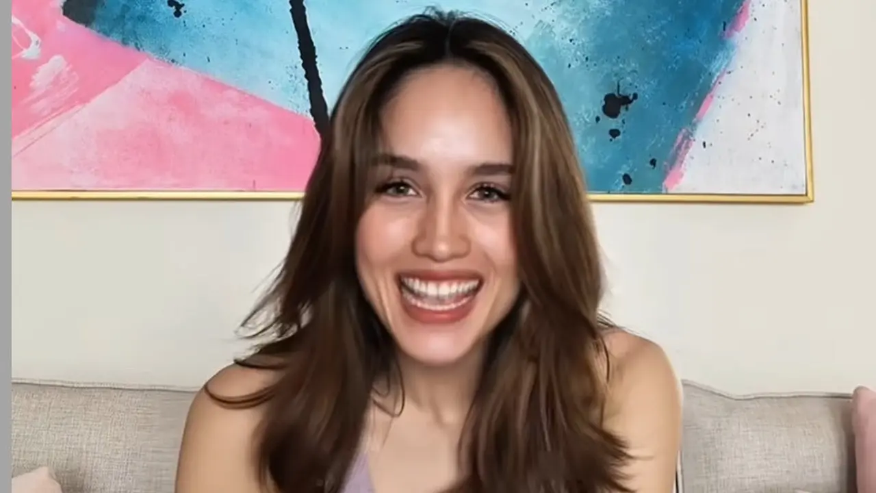 Wajah Natural Cinta Laura Bersih-Bersih Rumahnya saat Ditinggal Mudik ART,