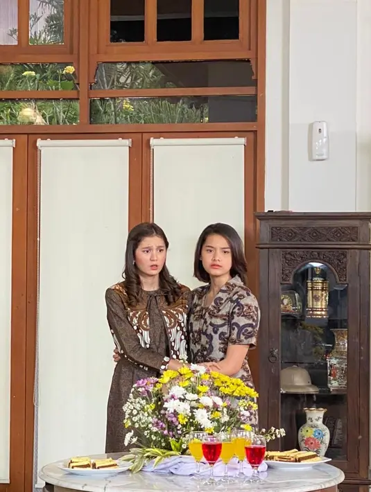 Di adegan ini Zoe dan Callista terlihat kompak dengan warna batik yang senada. Sudah cocok jadi adik kakak? (Instagram @bukuharianseorangistri.sctv)