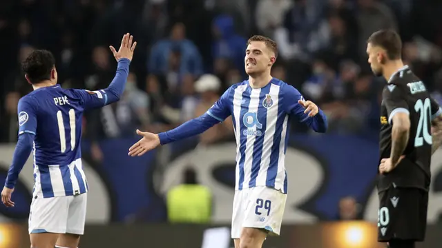 FOTO: Lazio Tumbang di Kandang Porto