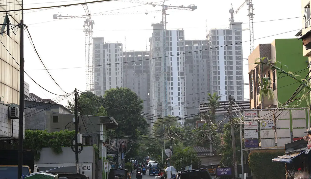 Suasana pembangunan Rumah Susun Sewa Tingkat Tinggi Pasar Rumput, Jakarta Selatan, Sabtu (6/10). Rusun yang ditargetkan rampung pada Desember 2018 memiliki 1.984 unit dan diprioritaskan untuk warga relokasi. (Liputan6.com/Immanuel Antonius)
