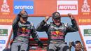 Pembalap Team Audi Sport, Carlos Sainz (kanan) dan co-driver, Lucas Cruzof merayakan kemenangan setelah menyelesaikan etape terakhir Reli Dakar 2024 di Yanbu, Arab Saudi, Jumat, 19 Januari 2024 waktu setempat. (AFP/Patrick Hertzog)