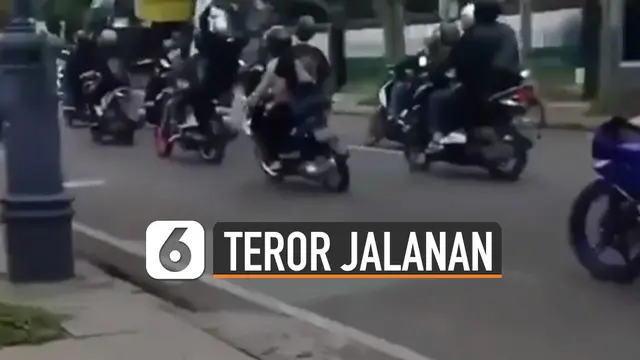 Terekam kamera netizen, rombongan pengendara motor meresahkan pengguna jalan.