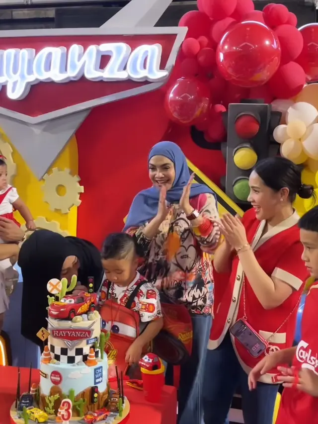 Potret Ulang Tahun Rayyanza ke-3 Bertemakan Animasi Cars. [@rieta_amilia]