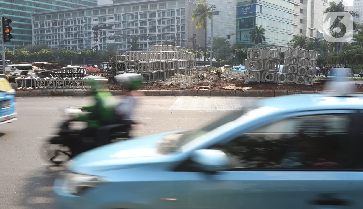 Kendaraan melintas di sekitar kawasan Bundaran HI, Jakarta, Selasa (24/12/2019). Pemprov DKI Jakarta membongkar sementara instalasi bebatuan Gabion dan akan membangunnya kembali usai tahun baru. (Lipuran6.com/Herman Zakharia)