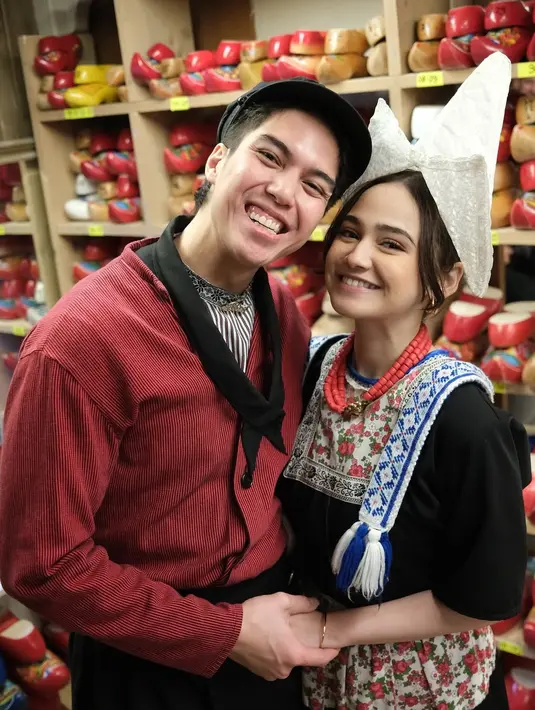 Jajal busana tradisional di Belanda, Syifa Hadju menggelung rambut dan sisakan poni panjang. Ia pun kenakan pita di kepala [@elelrumi]