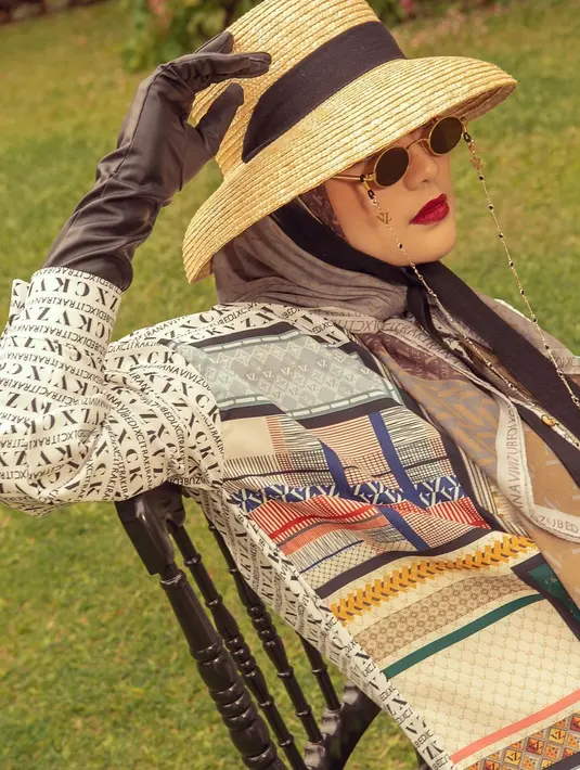 Berpose kece dengan outfit keren, memakai topi dan disempurnakan dengan kacamata hitam membuat Citra Kirana berhasil bikin netizen terkesima. Perempuan berusia 28 tahun ini gayanya sangat menawan saat sesi pemotretan. (Liputan6.com/IG/@citraciki)