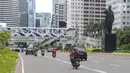 Kendaraan melintas di Jalan Jenderal Sudirman, Jakarta, Jumat (4/1). Revitalisasi jembatan penyeberangan orang (JPO) Dukuh Atas sudah rampung. (Liputan6.com/Herman Zakharia)