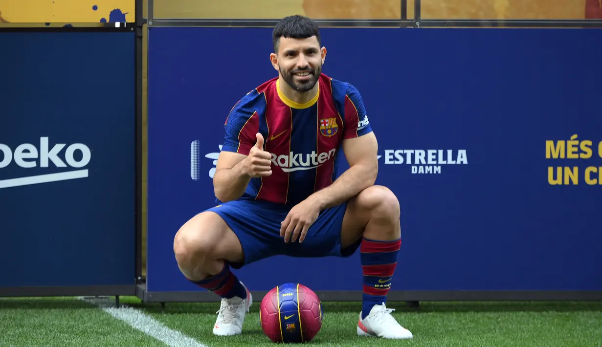 Sergio Aguero berpose di lapangan Stadion Camp Nou selama presentasi resminya sebagai pemain baru FC Barcelona di stadion Camp Nou, Barcelona (31/05/2021). Merka telah menandatangani kontrak hingga tahun 2023 dengan klausal pembelian 100 juta Euro. (Foto: AFP/Lluis Gene)