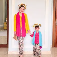 Alhasil keduanya pun memilih tampil dengan busana None Jakarta yang identik mengenakan kebaya warna cerah. Misalnya saja Claire tampil dengan kebaya fuschia dipadukan selendang baby blue. [@shandyaulia]
