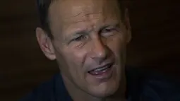 Teddy Sheringham menjawab pertanyaan saat interview di Hotel Ayana MidPlaza, Jakarta, Jumat (4/5/2018). Mantan pemain Timnas Inggris ini pada kariernya pernah membela Tottenham dan Manchester United. (Bola.com/Vitalis Yogi Trisna)