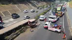 Petugas mengatur arus lalu lintas usai terjadi kecelakaan truk trailer dengan minibus di Tol JORR TB Simatupang Km 29, Jakarta, Jumat (30/8/2019). Kijang Innova B 1466 GKI terlibat kecelakaan dengan truk trailer B 9843 SYL. (Liputan6.com/Herman Zakharia)