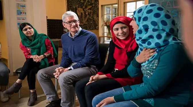 CEO Apple Tim Cook dan Malala Yousafzai mengunjungi pelajar di Beirut, Lebanon (Foto: Apple)