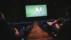 Vidio bekerjasama dengan XXI melakukan inovasi berupa nonton bareng Piala Dunia 2022 yang dilakukan di Bioskop. (Bola.com/Bagaskara Lazuardi)