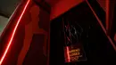 Gerbang rumah bordil Showpark yang ditutup di Praha, Republik Ceko, 30 Maret 2020. Balai kota Praha mempertimbangkan bordil Showpark sebagai tempat berlindung bagi para tunawisma untuk membatasi pergerakan mereka di sekitar kota selama keadaan darurat pandemi corona COVID-19. (AP/Petr David Josek)