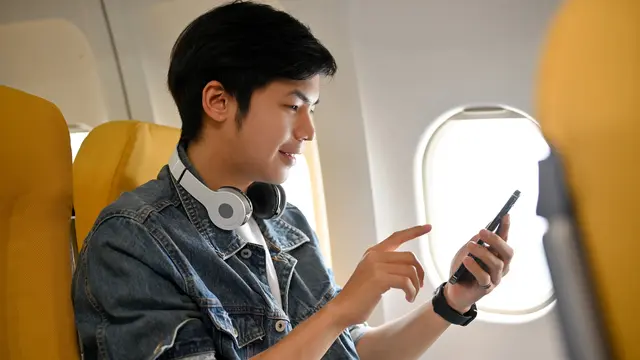 Ilustrasi menggunakan mobile banking