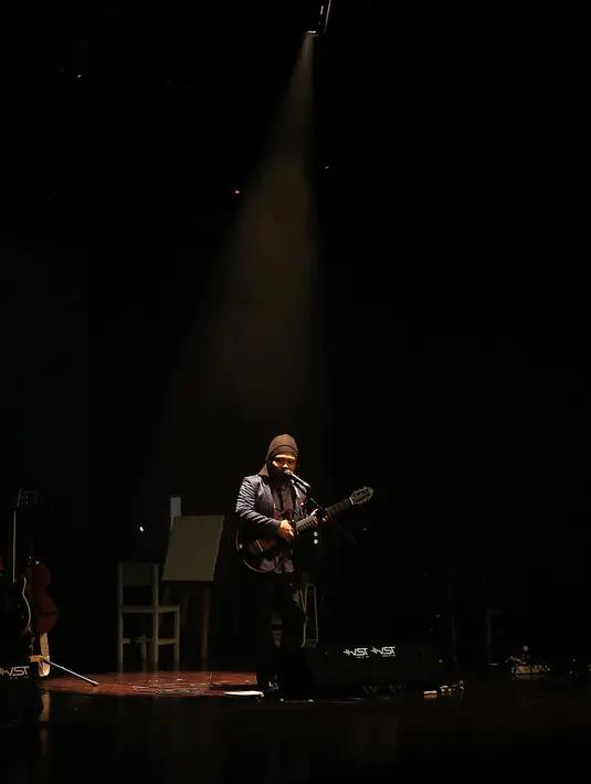 Bukan hanya di saat konser, namun beberapa unggahan foto di akun Instagramnya sudah menunjukan arah Is akan memulai petualangan barunya usai hengkang dari Payung Teduh nanti. (Deki Prayoga/Bintang.com)