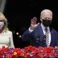 Presiden Joe Biden bersama Ibu Negara Jill Biden melambaikan tangan dari balkon Ruang Biru, Gedung Putih, Washington, Amerika Serikat, Senin (5/4/2021). Gedung Putih kembali meniadakan tradisi Easter Egg Roll menyusul pandemi COVID-19 yang sedang berlangsung. (AP Photo/Evan Vucci)