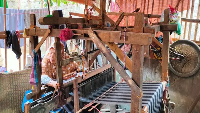 Semangat Nenek Juleha Penenun Kotrek Cirebon
