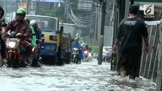 Hujan deras membuat kawasan gandaria Jakarta Selatan Sabtu (28/10/2017) petang tergenang banjir.