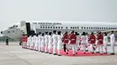 Bendera pusaka dibawa dengan menggunakan baki oleh Kachina Ozora dari Provinsi Kalimantan Tengah. Sementara itu, teks proklamasi dibawa Keyla Azzahra Purnama dari Provinsi Sumatera Selatan. (Yasuyoshi CHIBA / AFP)