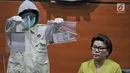 Komisi Pemberantasan Korupsi (KPK) menunjukkan barang bukti dalam OTT Kendari saat jumpa pers di Gedung KPK, Jakarta, Kamis (1/3). KPK menetapkan empat tersangka dalam OTT Kendari. (Liputan6.com/Herman Zakharia)
