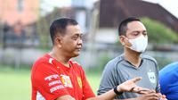 CEO PSIS Semarang, Yoyok Sukawi (kanan) dan Komisaris PSIS Semarang, Junianto meninjau langsung latihan Mahesa Jenar di Bali (Dok. PSIS Semarang)