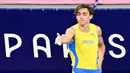 Atlet lompat galah Swedia, Armand Duplantis melakukakn selebrasi dengan menirukan gaya penembak Turki, Yusuf Dikec saat memastikan medali emas cabang olahraga lompat galah Olimpiade Paris 2024 di Stade de France, Paris, Prancis, Senin (05/08/2024) waktu setempat. (AFP/Andrej Isakovic)