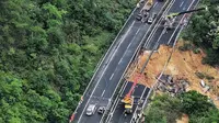 Satu bagian jalan raya di lereng gunung di Provinsi Guangdong, China runtuh. (AP)