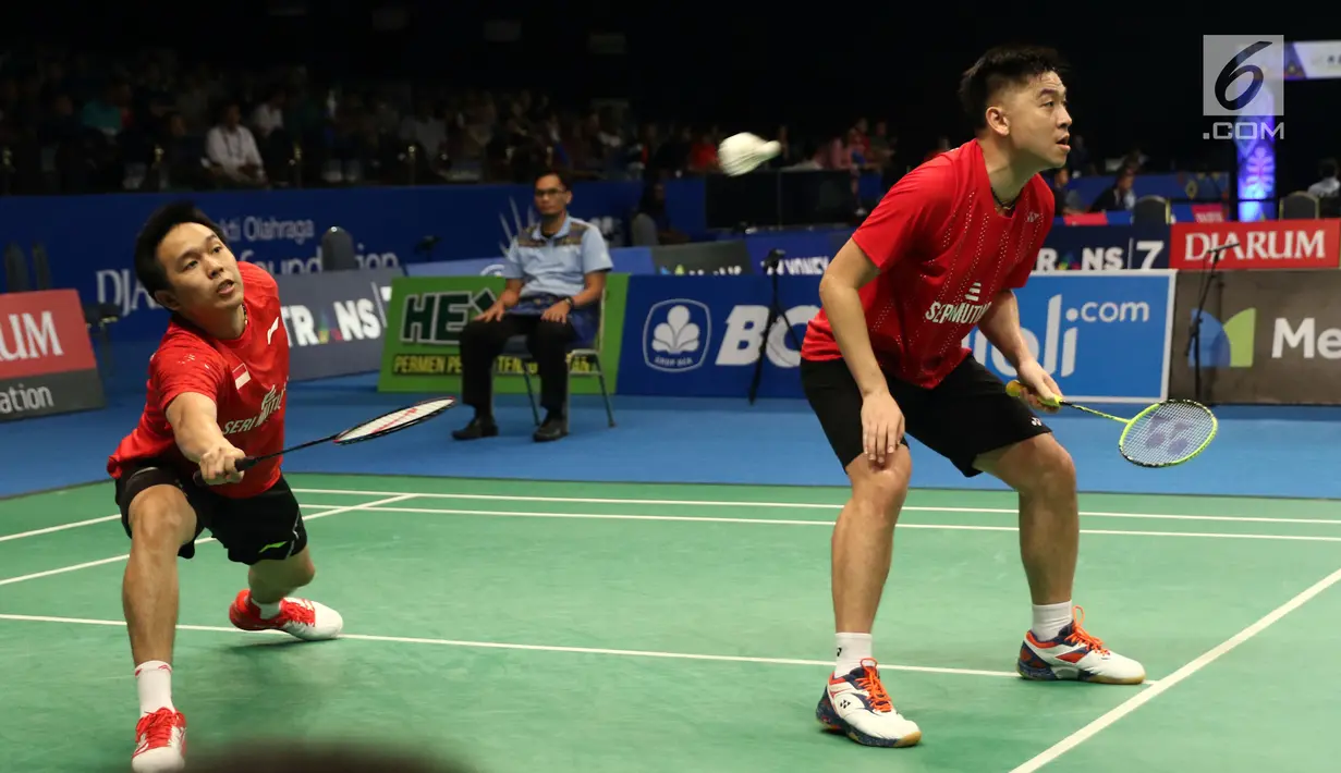 Ganda Putra Hendra Setiawan/Boon Heong Taan saat laga melawan Li Junhui/Liu Yuchen (Tiongkok) di babak 16 besar Indonsia Open 2017 di JCC Plenary Hall, Jakarta, Kamis (15/6). Hendra/Boon kalah 15-21, 15-21. (Liputan6.com/Helmi Fithriansyah)