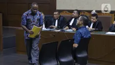 Mantan Kadis PU Papua, Mikael Kambuaya (kiri) dan Komisaris PT Manbers Jaya Mandiri, David Manibui saat sidang dakwaan di Pengadilan Tipikor Jakarta, Rabu (20/11/2019). Keduanya didakwa dalam kasus dugaan suap pekerjaan peningkatan jalan Kemiri-Depapre TA 2015. (Liputan6.com/Helmi Fithriansyah)
