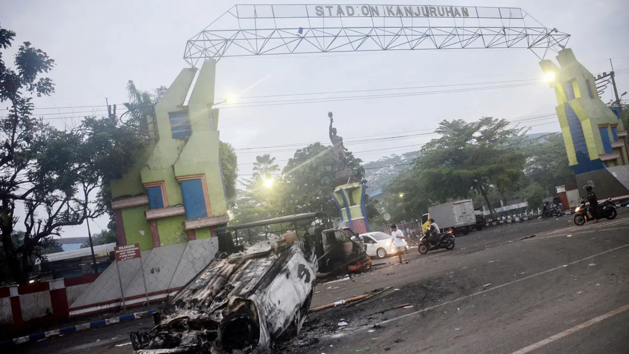 Foto: Potret Bangkai Mobil Terbakar Jadi Saksi Bisu Tragedi Mengerikan di Kanjuruhan Malang