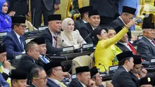 Penyanyi serta musisi, Ahmad Dhani dan Mulan Jameela saat rapat paripurna pelantikan anggota DPR Republik Indonesia terpilih periode 2024-2029 di Gedung Nusantara, Kompleks Parlemen, Senayan, Jakarta, Selasa (1/10/2024). Ahmad Dhani dan Mulan Jameela terpilih dari Partai Gerindra. Ahmad Dhani dari daerah pemilihan Jawa Timur I dengan perolehan suara sebanyak 134.227. Mulan Jameela dari daerah pemilihan Jawa Barat XI dengan perolehan suara sebanyak 83.526. (Liputan6.com/Angga Yuniar)