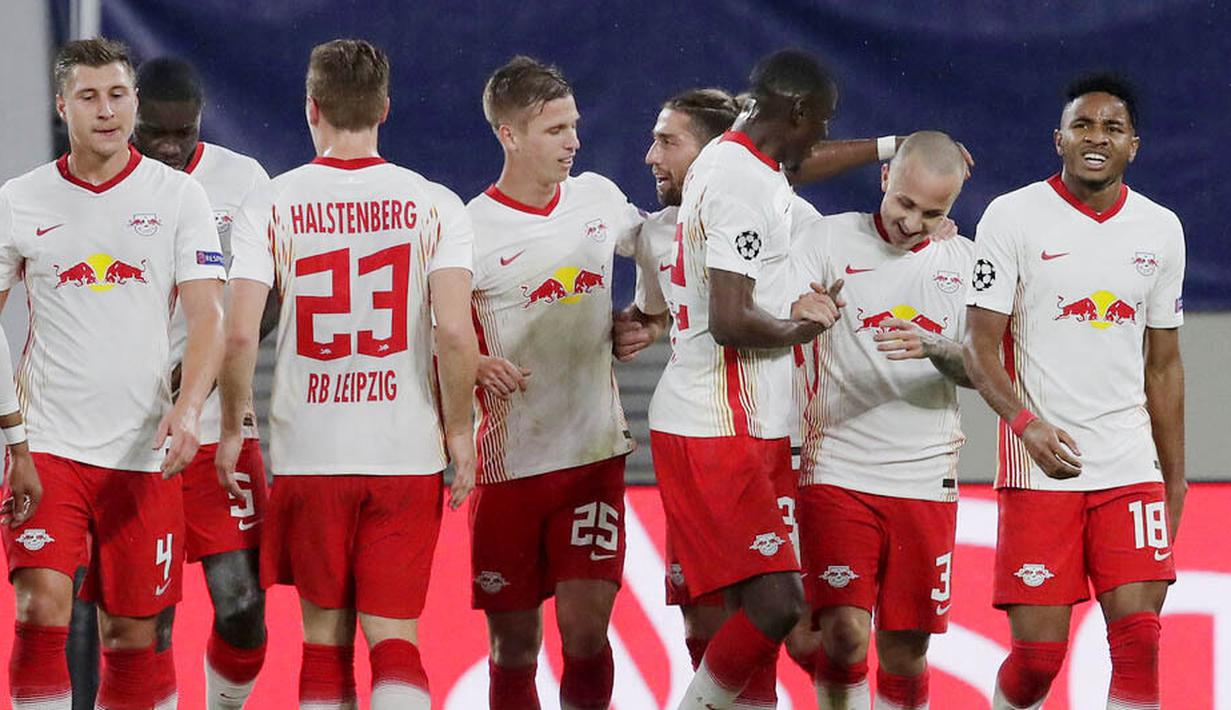 Para pemain RB Leipzig merayakan gol yang dicetak oleh Angelino ke gawang Basaksehir pada laga Liga Champions di Stadion RB Arena, Rabu (21/10/2020). RB Leipzig menang dengan skor 2-0. (AP/Markus Schreiber)