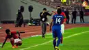 Pemain Timnas Indonesia Andik Vermansyah tertatih setelah mendapat hadangan keras dari pemain Laos dalam Laga AFF Suzuki 2012 di Stadion Bukit Jalil, Kuala Lumpur, Malaysia. Minggu 25 November 2012. Pertandingan Berakhir 2-2.