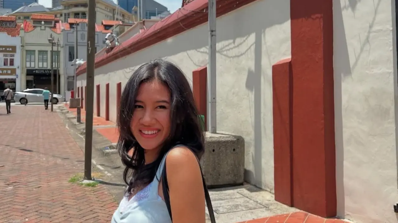 Inspirasi Outfit dan Makeup Warm Tone ala Shenina Cinnamon (Instagram/@sheninacinnamon)