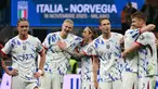 Pemain Timnas Norwegia, Thelo Aasgaard, Erling Braut Haaland, Patrick Berg, dan Torbjorn Lysaker Heggem merayakan kemenangan mereka di akhir pertandingan kualifikasi Piala Dunia 2026 zona Eropa melawan Italia, di Stadion San Siro, Milan, pada 16 November 2025. Mengalahkan Italia dengan skor 4-1 pada pertandingan terakhir Grup I Kualifikasi Piala Dunia 2026 zona Eropa, Timnas Norwegia memastikan tiket lolos ke Piala Dunia 2026. (Alberto PIZZOLI/AFP)