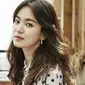 Song Hye Kyo termasuk tipe orang pekerja keras. Walaupun sudah terkenal, akan tetapi ia tetap memberikan penampilan terbaiknya dalam berakting. (Foto: allkpop.com)