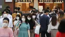 Orang-orang melintasi sebuah jalan di Tokyo, Jepang, pada 14 Juni 2020. Pemerintah kota Tokyo pada Minggu (14/6) mengonfirmasi 47 kasus infeksi baru corona, beberapa hari setelah Gubernur Yuriko Koike mencabut status waspada COVID-19 agar semua bisnis dapat dibuka kembali. (Xinhua/Du Xiaoyi)