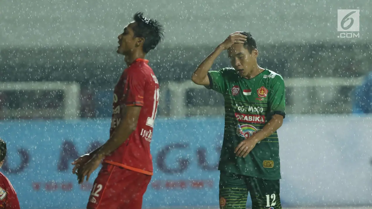 Pemain PS TNI, Erwin Ramdani (kanan) jadi pahlawan kemenangan tim atas Semen Padang. PS TNI unggul di Stadion Pakansari, Bogor, Minggu (30/7/2017).