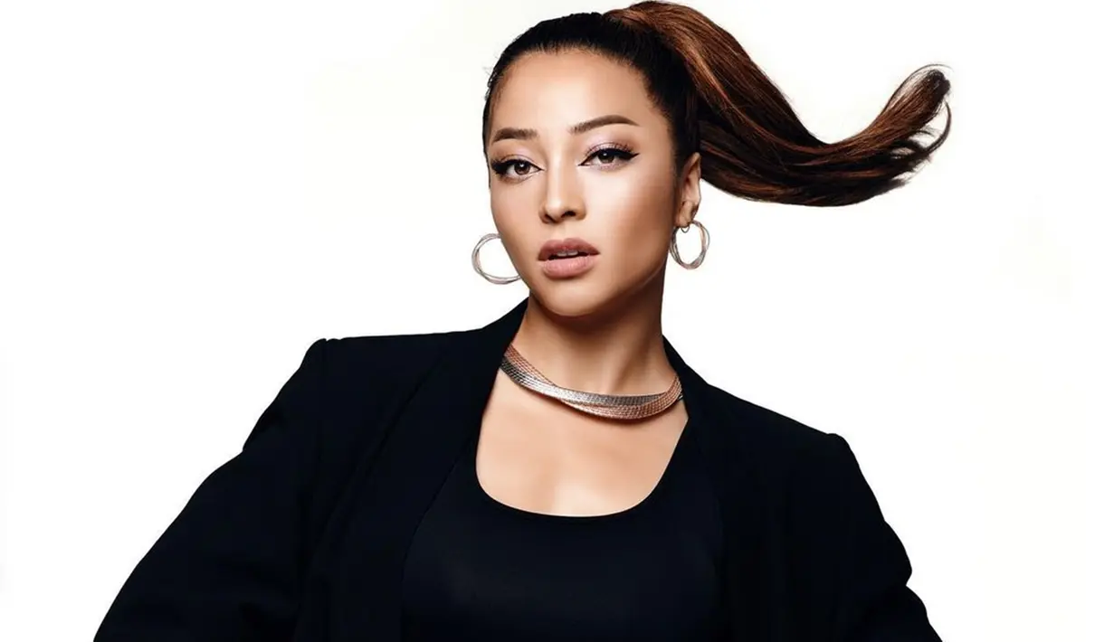 Nikita Willy tampil memesona dan modis kala jalani pemotretan dengan baju berwarna hitam lengan panjang ini. Apalagi makeup tebal yang menghiasi wajahnya, membuat pesona istri Indra Piawan tersebut makin memukau. 
(Liputan6.com/IG/@nikitawillyofficial94)