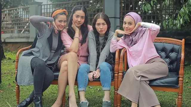FOTO: Gaya Santai Devina Aureel Youtuber Asal Jawa Timur, Simpel dan Modis