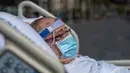 Francisco España (60) melihat pantai dari area pejalan kaki di seberang "Rumah Sakit del Mar" di Barcelona, 4 September 2020. Sebuah rumah sakit di Barcelona ingin mengetahui apakah jalan-jalan singkat ke pantai dapat membantu pemulihan pasien Covid-19 yang dirawat di ICU (AP Photo/Emilio Morenatti)