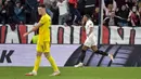 Pemain Sevilla Anthony Martial melakukan selebrasi setelah mencetak gol ke gawang Dinamo Zagreb pada pertandingan sepak bola Liga Europa di Stadion Ramon Sanchez Pizjuan, Seville, Spanyol, 17 Februari 2022. Sevilla menang 3-1. (CRISTINA QUICLER/AFP)