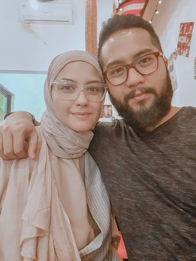 5 Tahun Bersama, Ini 6 Potret Manis Revalina S. Temat dan Suami yang Jarang Tersorot