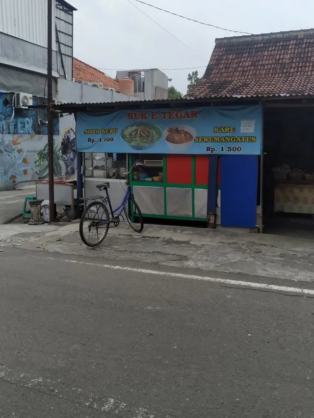 6 Spanduk Jualan Terinspirasi dari Penyanyi Ini Bikin Geleng Kepala