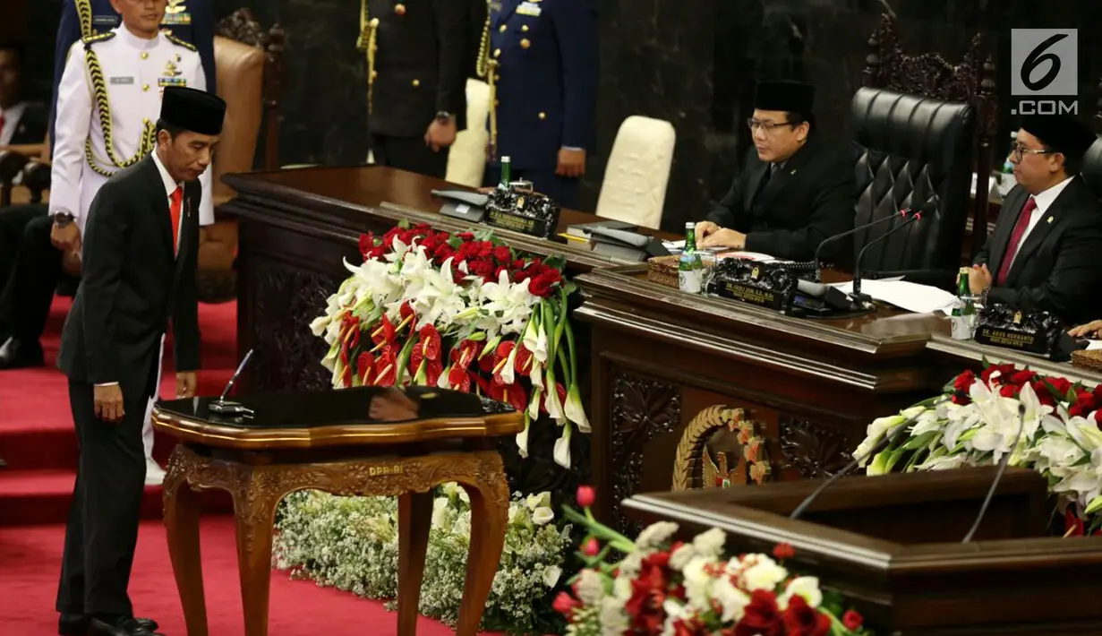 Presiden Jokowi bersiap menyampaikan Pidato Kenegaraan, Nota Keuangan dan Rancangan Anggaran Pendapatan Belanja Negara (RAPBN) 2018 di Gedung Parlemen, Jakarta (16/8). (Liputan6.com/Johan Tallo)