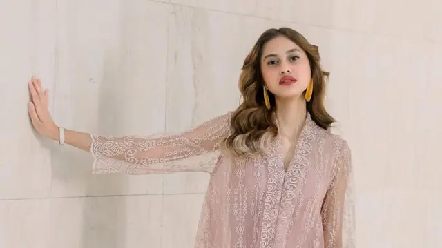 Asila Maisa tampil anggun dengan kebaya. (credit:instagram.com/therealasilamaisa)