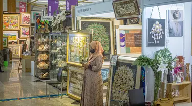 Seorang wanita berdiri di depan salah satu stan pada pameran kerajinan Inacraft 2022 di Balai Sidang Jakarta Convention Center (JCC), Rabu (23/3/2022). Penyelenggaraan Inacraft ke-22 ini mengusung tema “Smiling Heritage of West Java; From Smart Village to Global Market”. (Liputan6.com/Faizal Fanani)